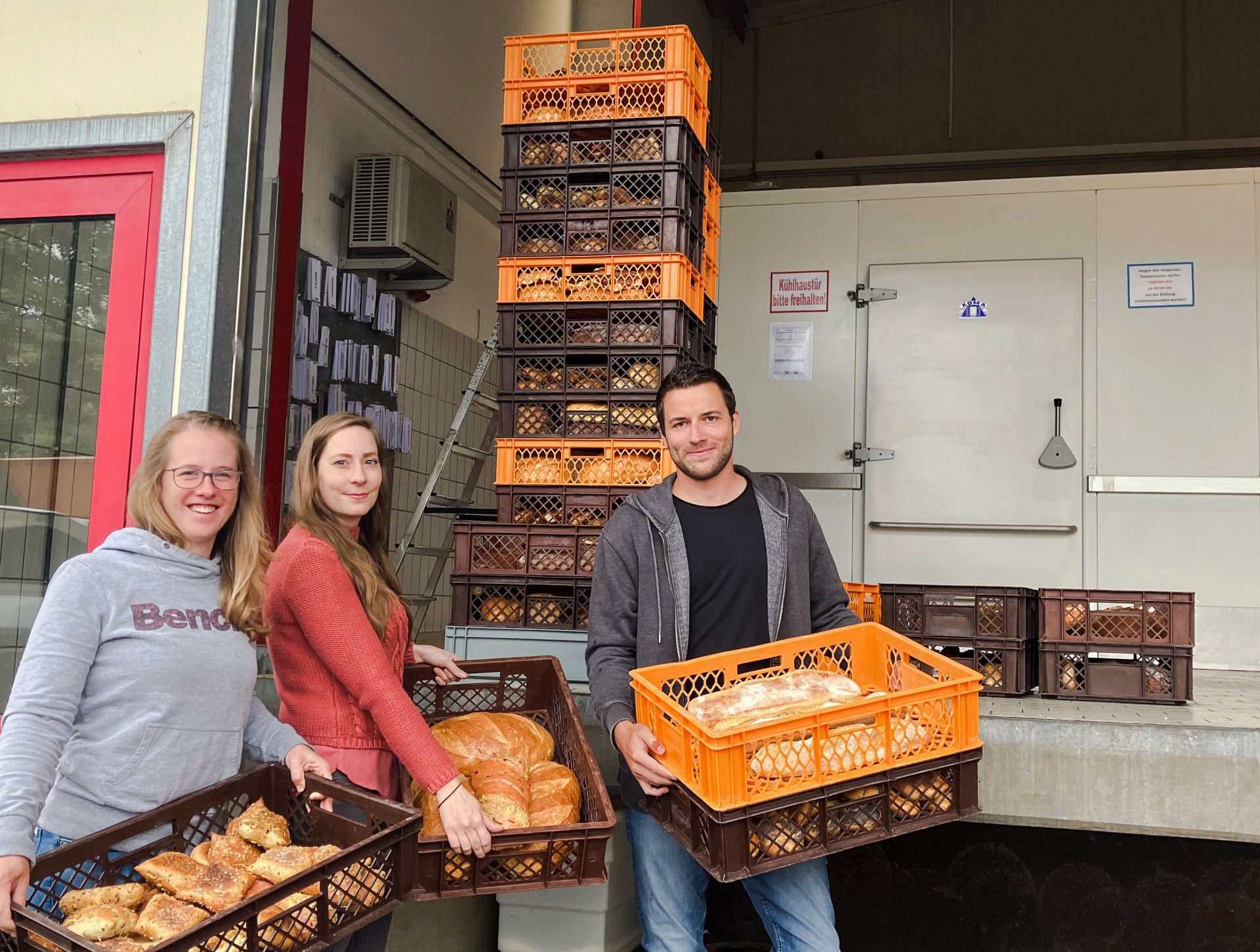 Foodsaver holen Lebensmittelreste bei der Bäckerei Hahn ab