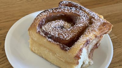 Zwetschgenschnecke auf Teller