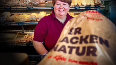 Verkäuferin hinter der Theke einer Bäckerei